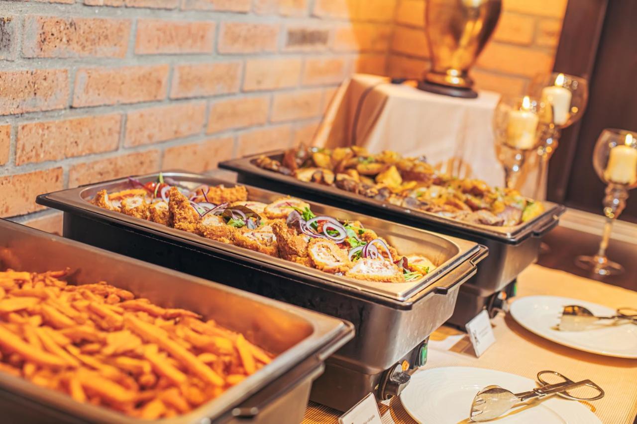 Komlo Hotel Gyula Ngoại thất bức ảnh