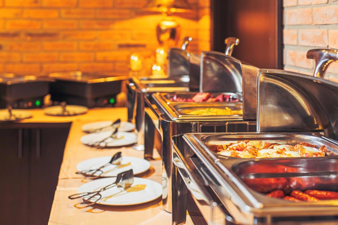 Komlo Hotel Gyula Ngoại thất bức ảnh