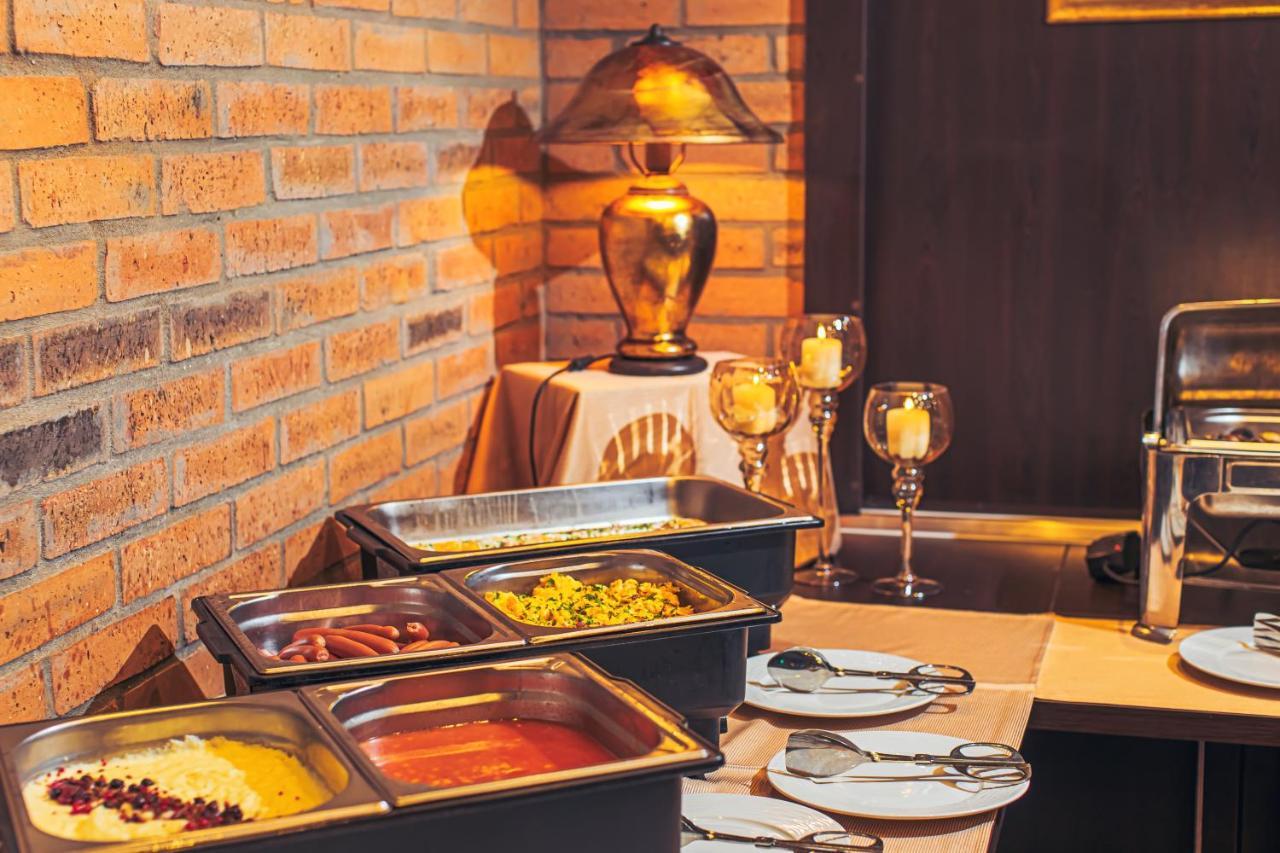 Komlo Hotel Gyula Ngoại thất bức ảnh