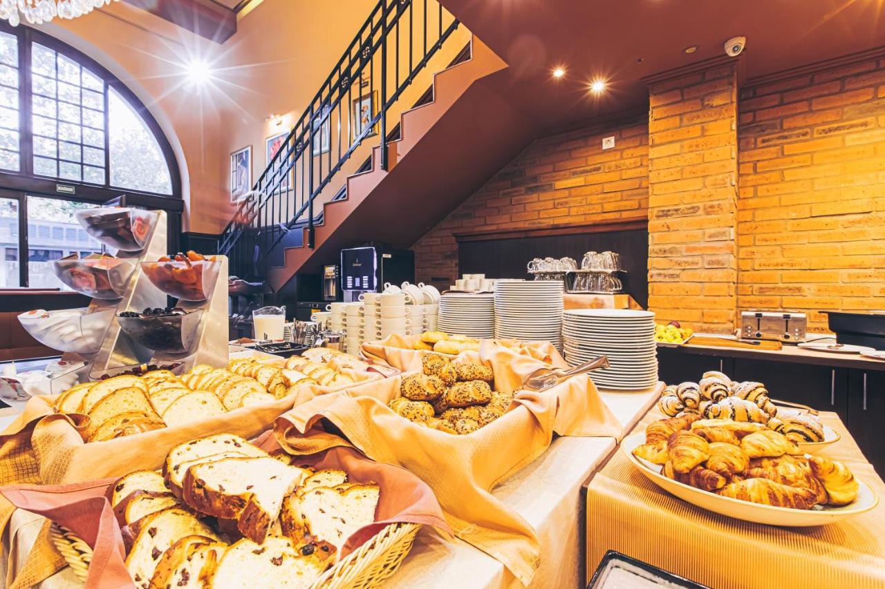 Komlo Hotel Gyula Ngoại thất bức ảnh