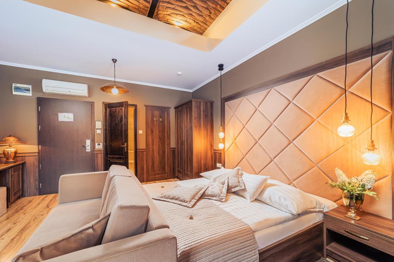 Komlo Hotel Gyula Ngoại thất bức ảnh