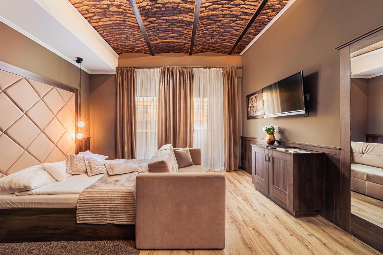 Komlo Hotel Gyula Ngoại thất bức ảnh
