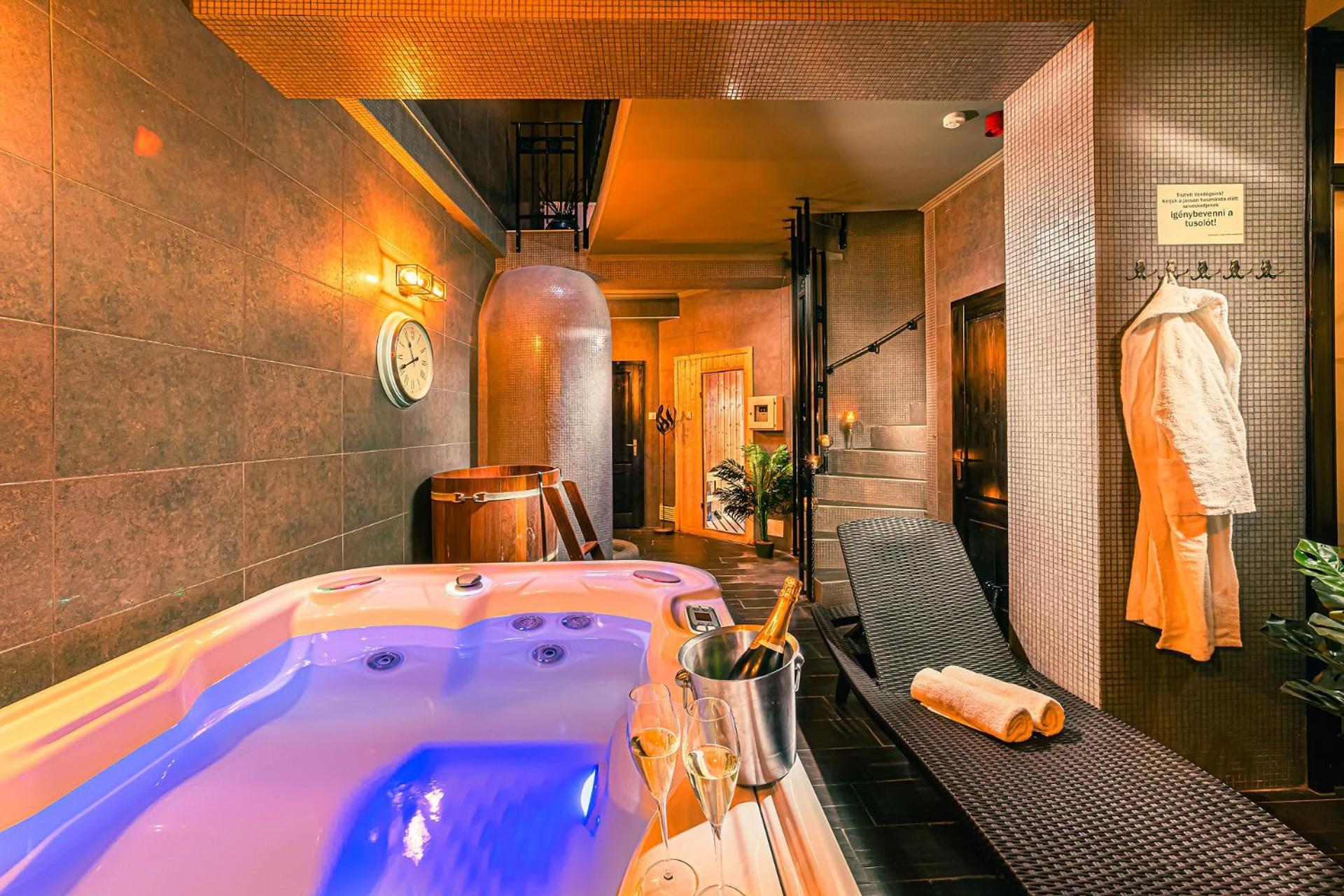 Komlo Hotel Gyula Ngoại thất bức ảnh