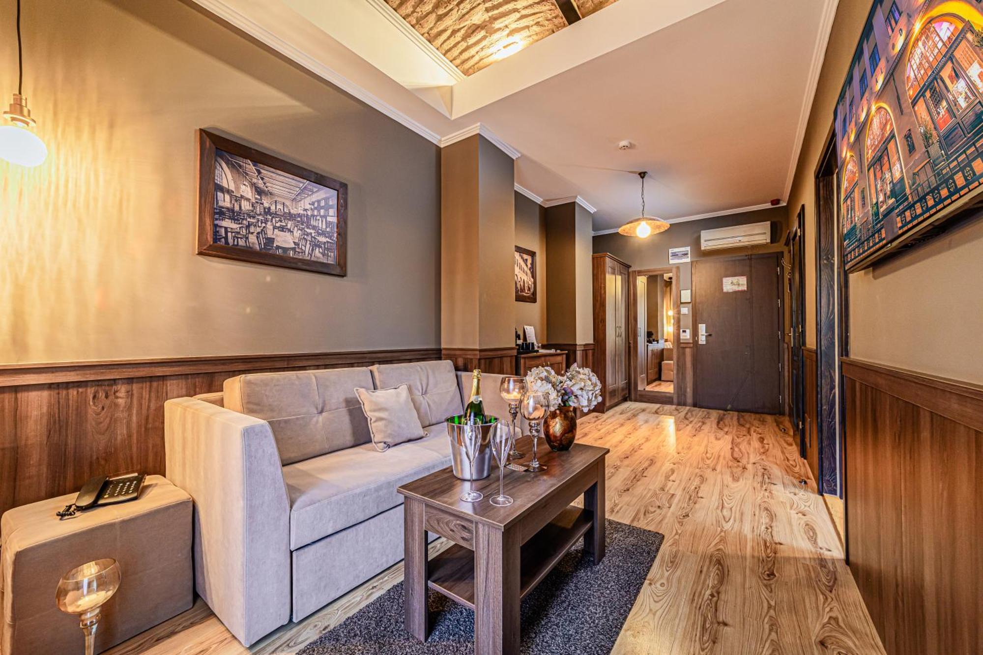 Komlo Hotel Gyula Ngoại thất bức ảnh