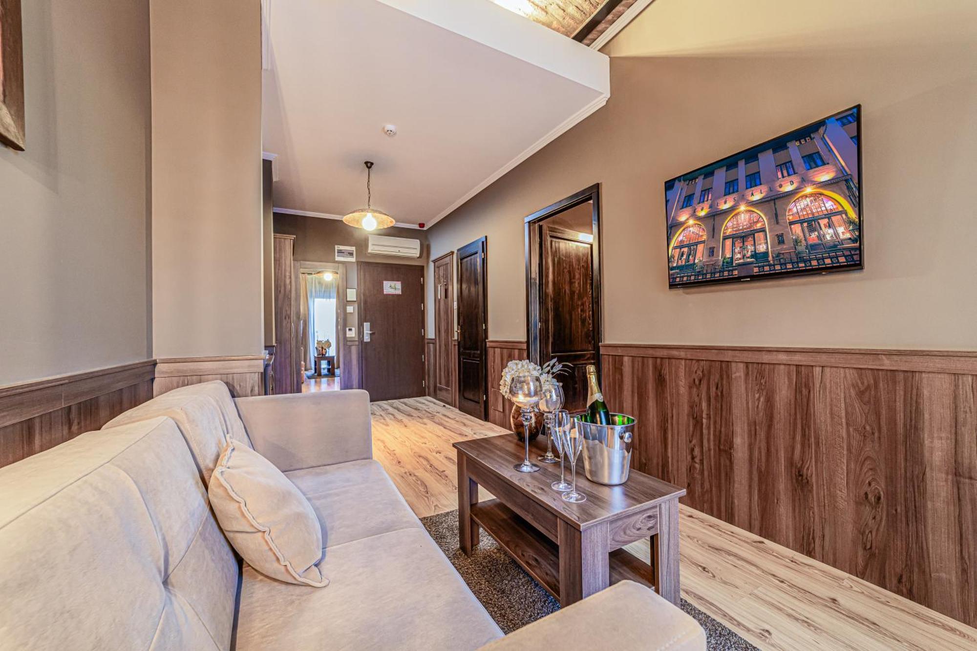Komlo Hotel Gyula Ngoại thất bức ảnh
