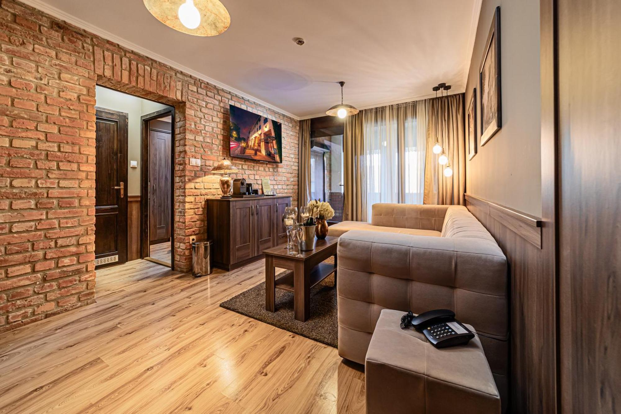 Komlo Hotel Gyula Ngoại thất bức ảnh