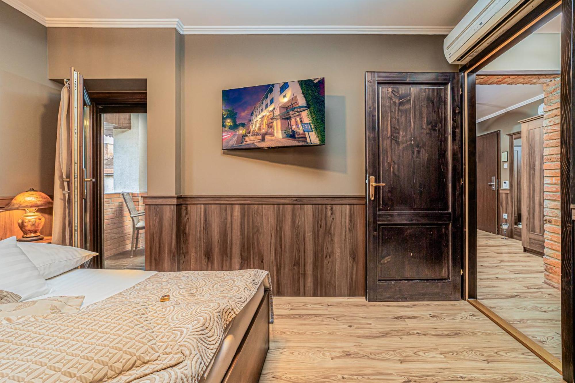 Komlo Hotel Gyula Ngoại thất bức ảnh