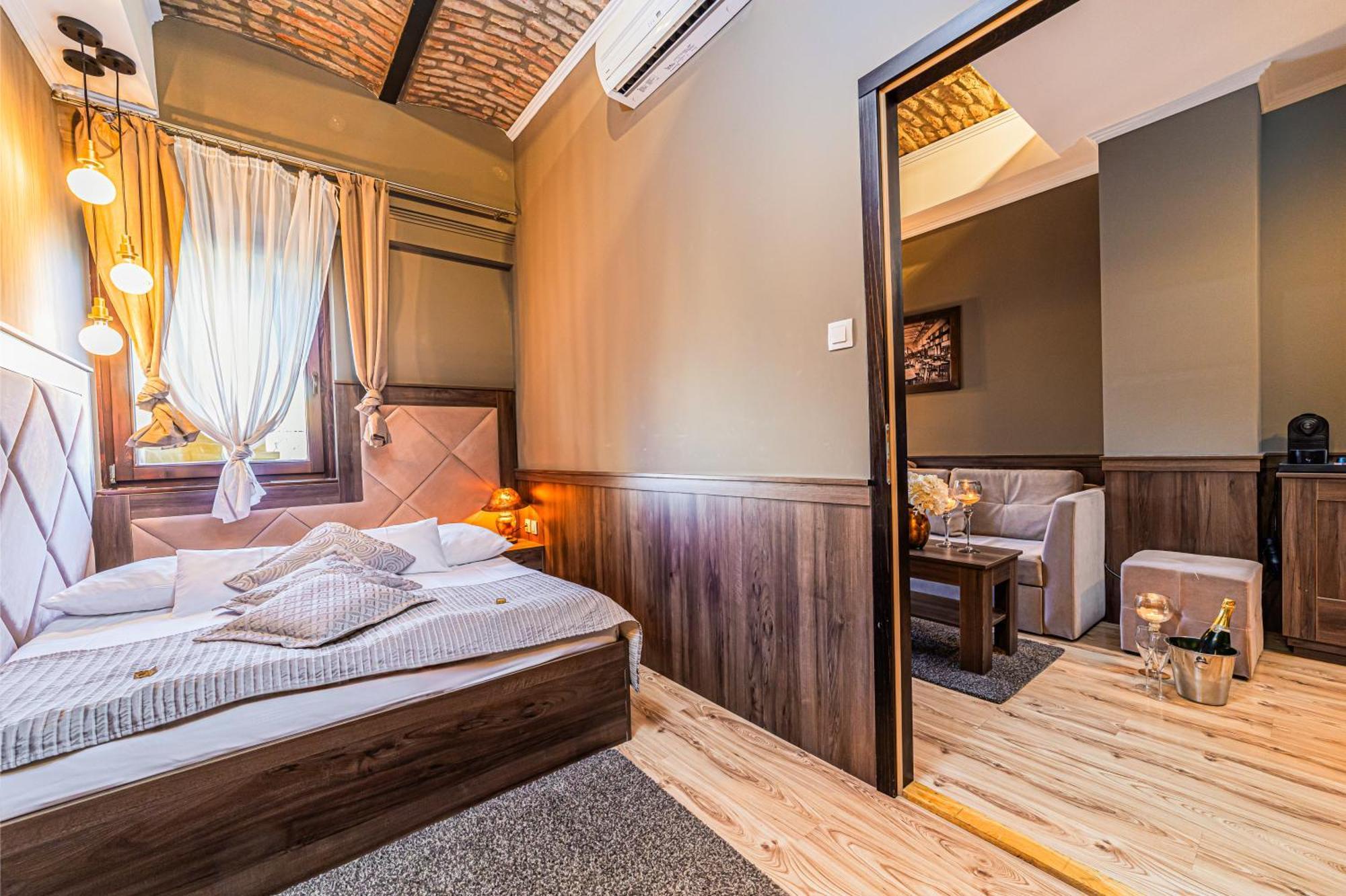 Komlo Hotel Gyula Ngoại thất bức ảnh