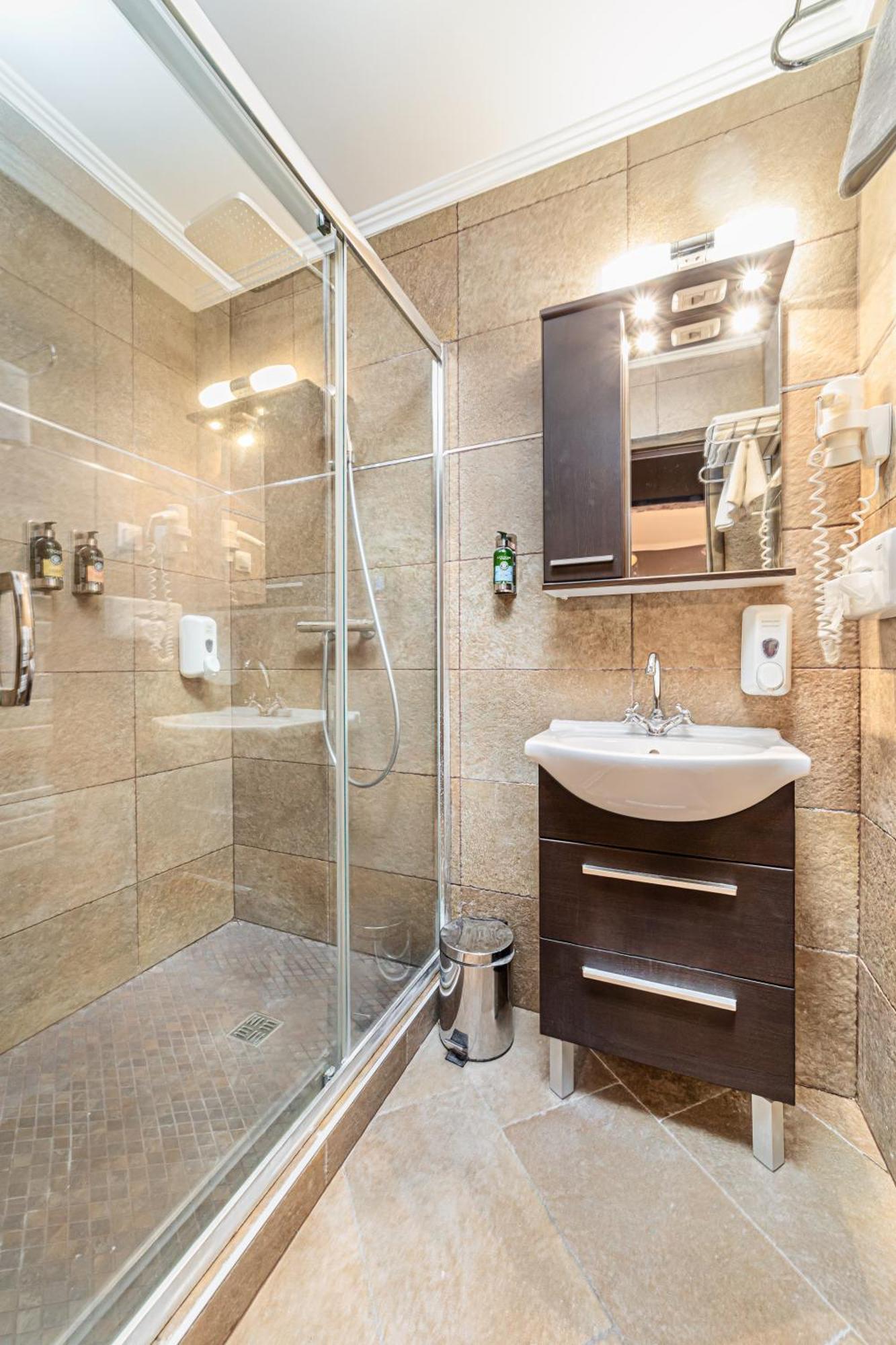 Komlo Hotel Gyula Ngoại thất bức ảnh