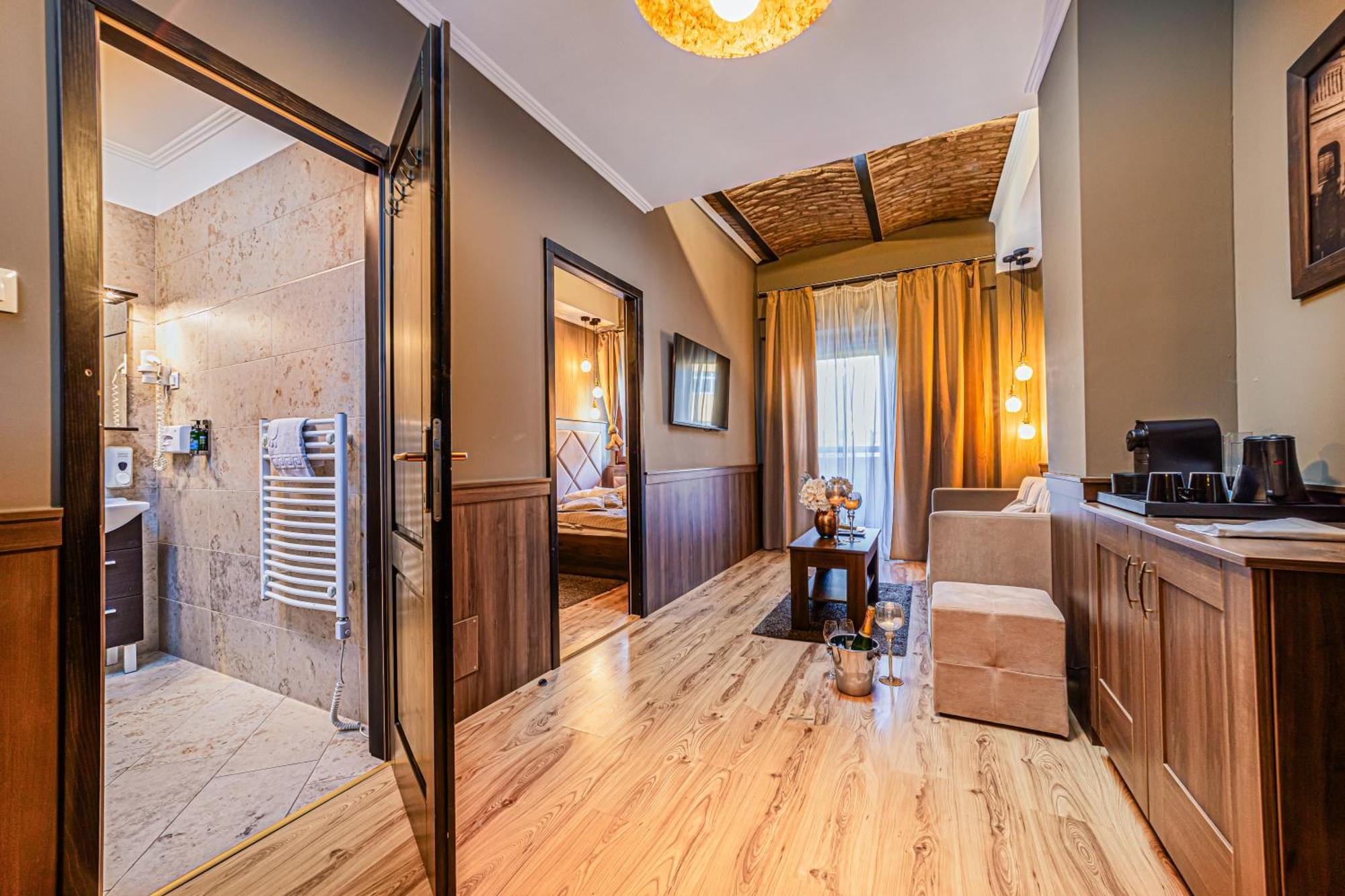 Komlo Hotel Gyula Ngoại thất bức ảnh