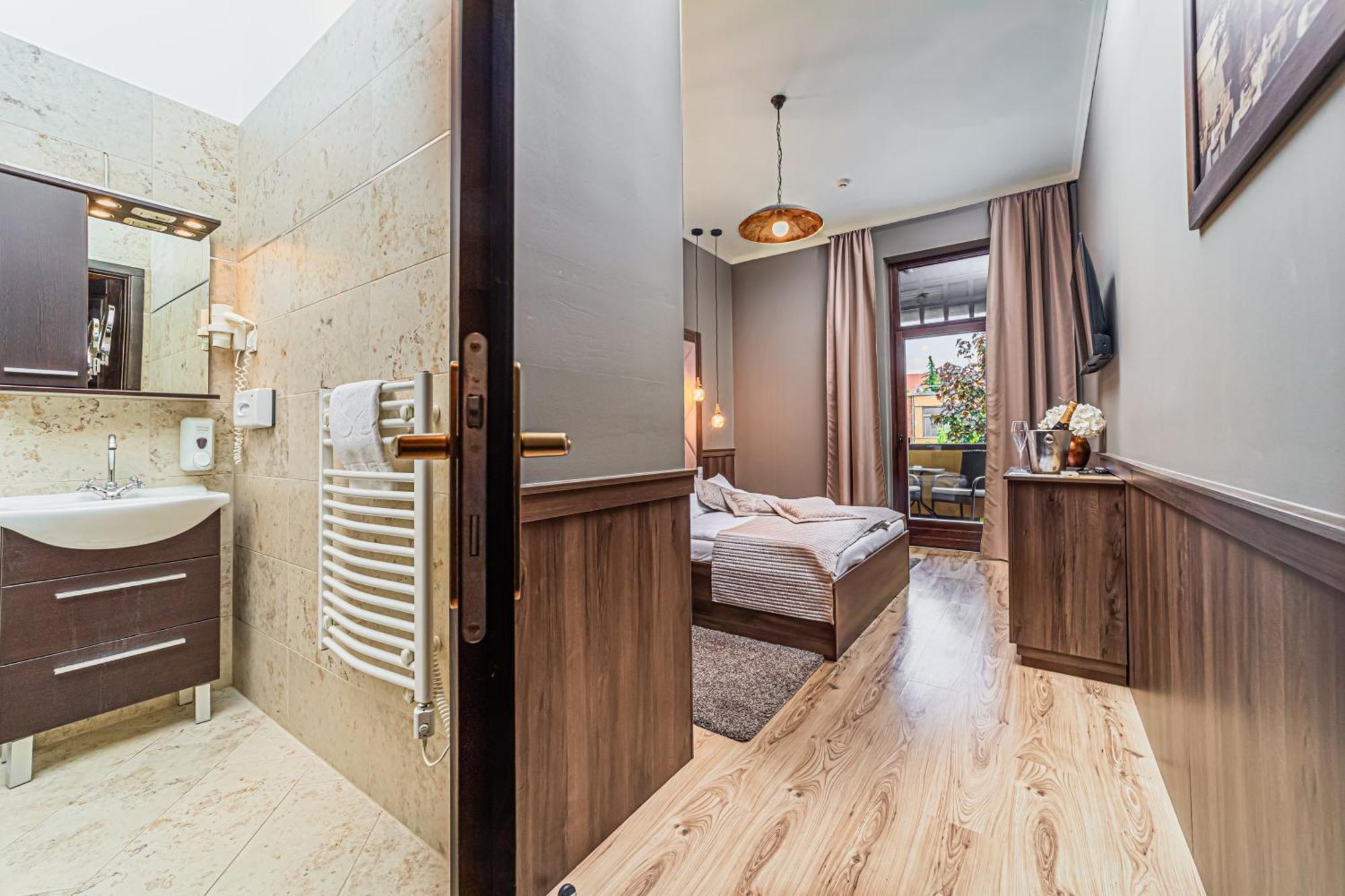 Komlo Hotel Gyula Ngoại thất bức ảnh