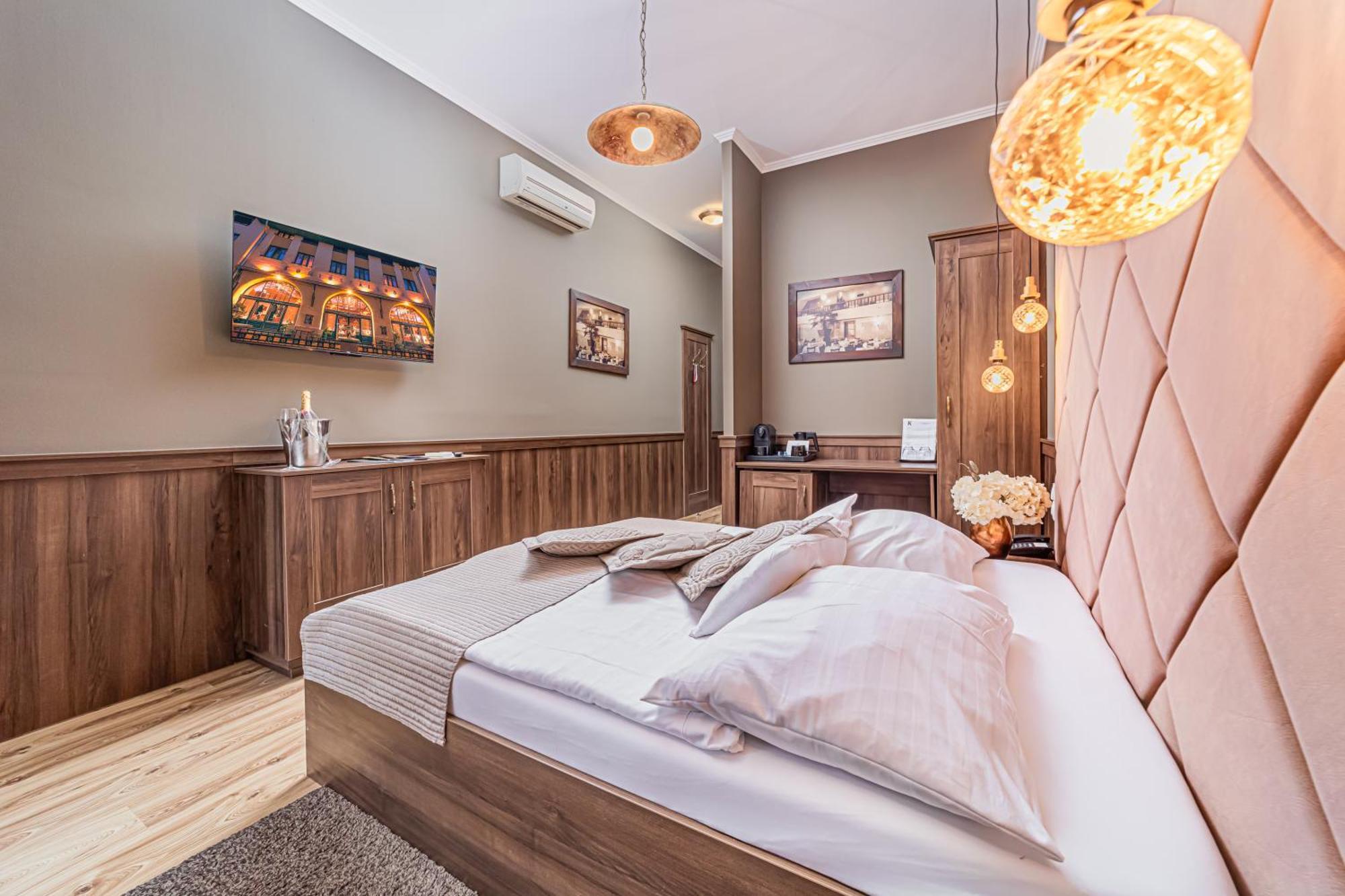 Komlo Hotel Gyula Ngoại thất bức ảnh