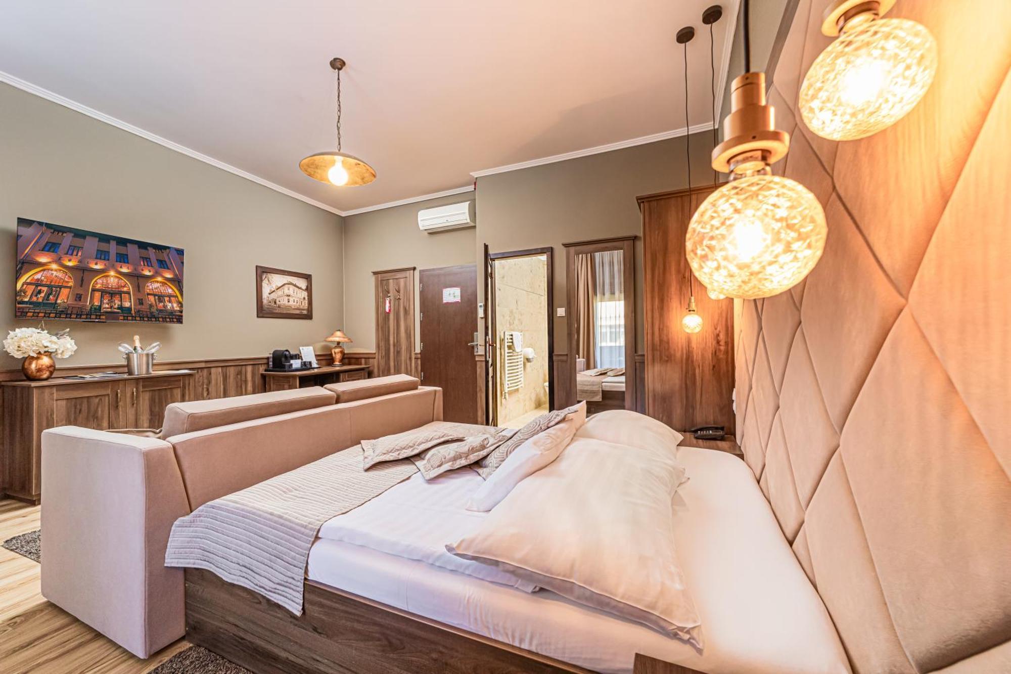 Komlo Hotel Gyula Ngoại thất bức ảnh