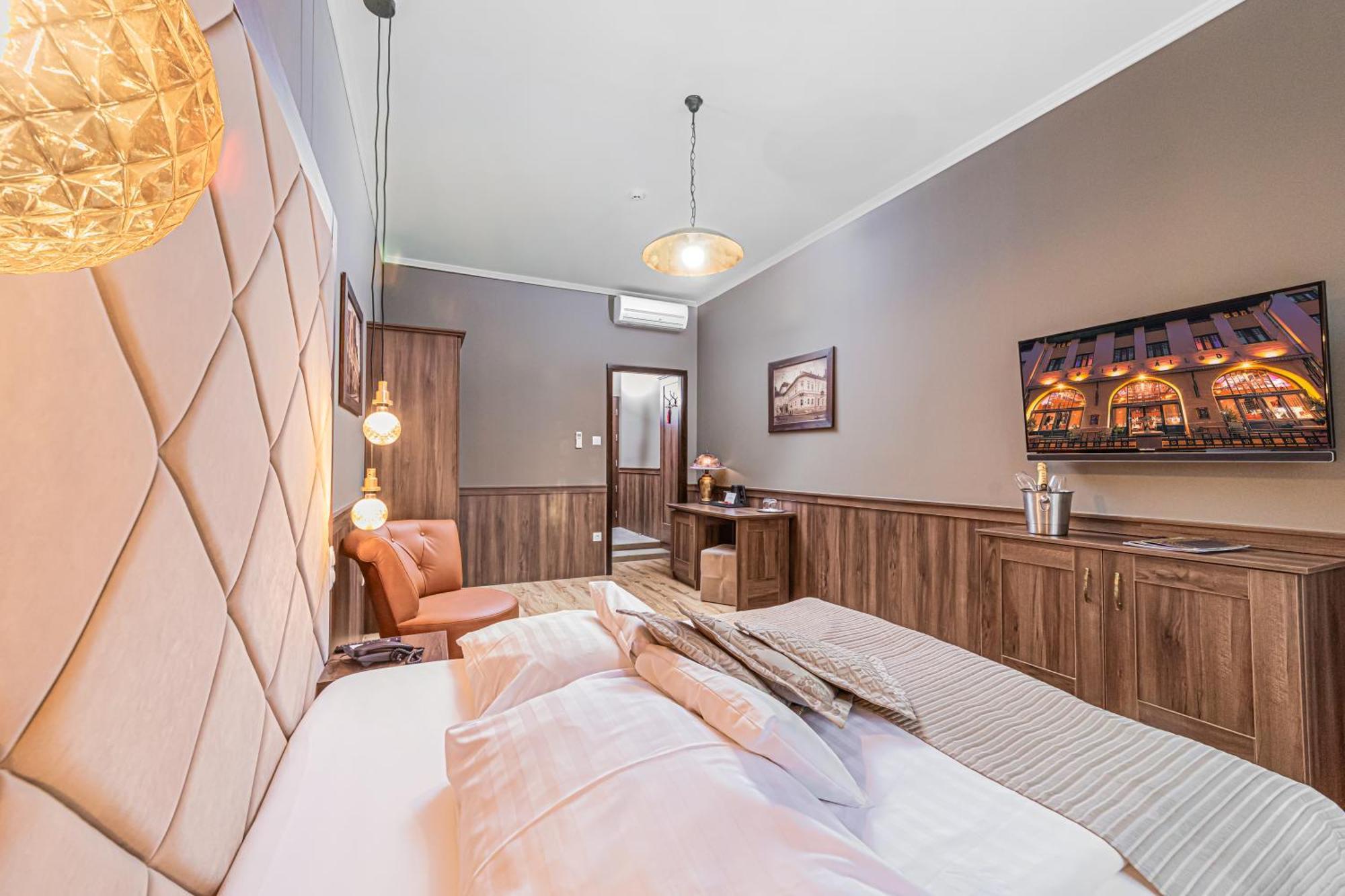 Komlo Hotel Gyula Ngoại thất bức ảnh