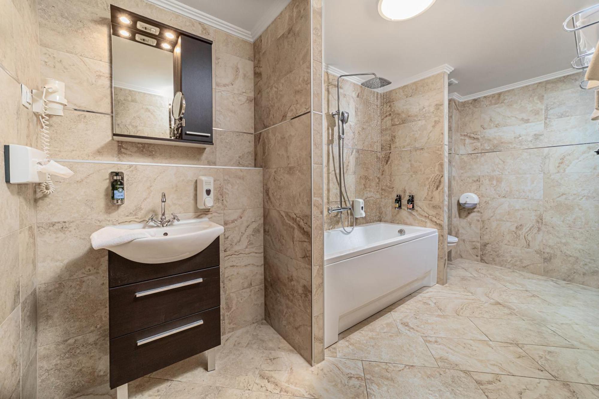 Komlo Hotel Gyula Ngoại thất bức ảnh