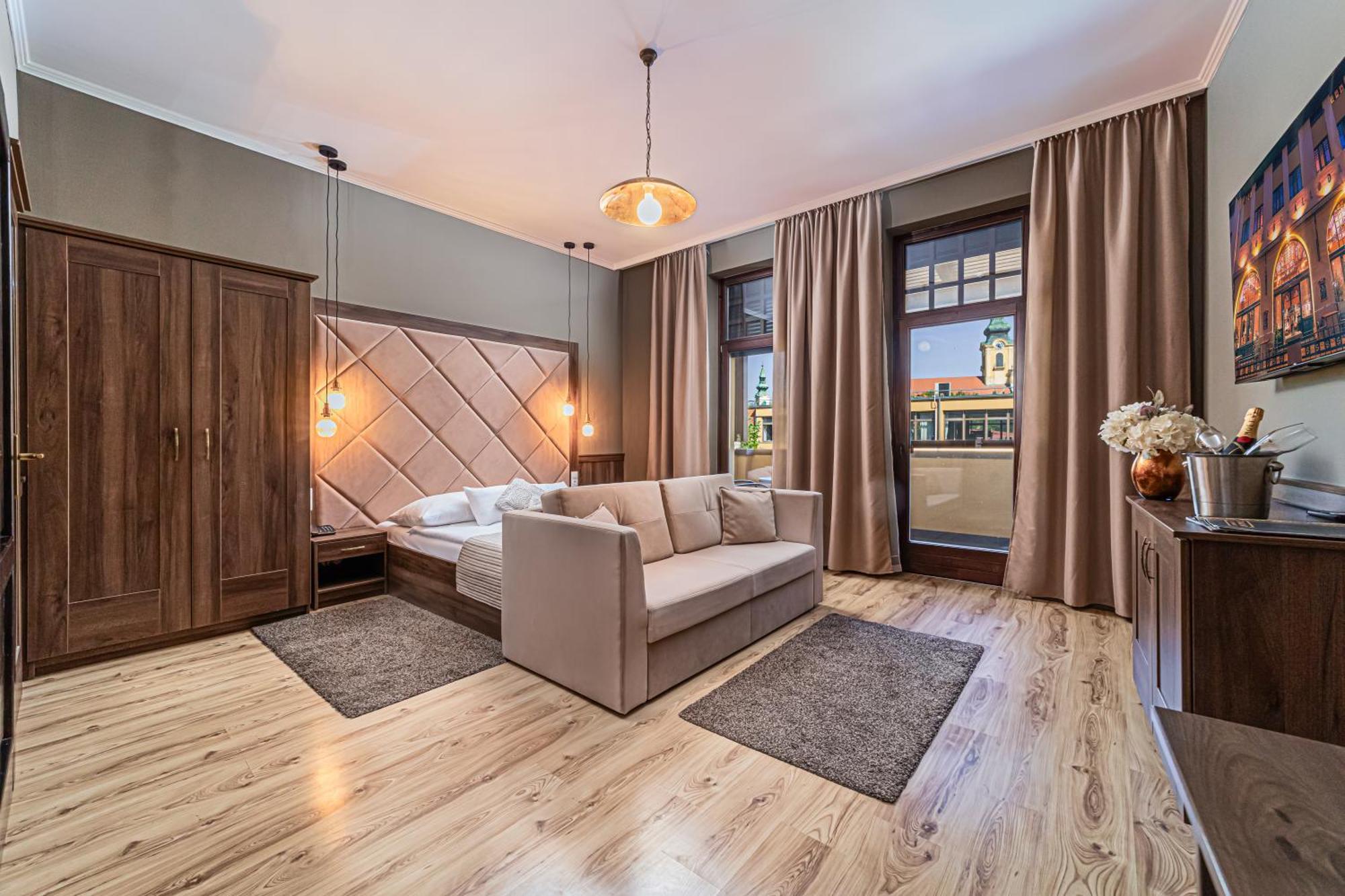 Komlo Hotel Gyula Ngoại thất bức ảnh