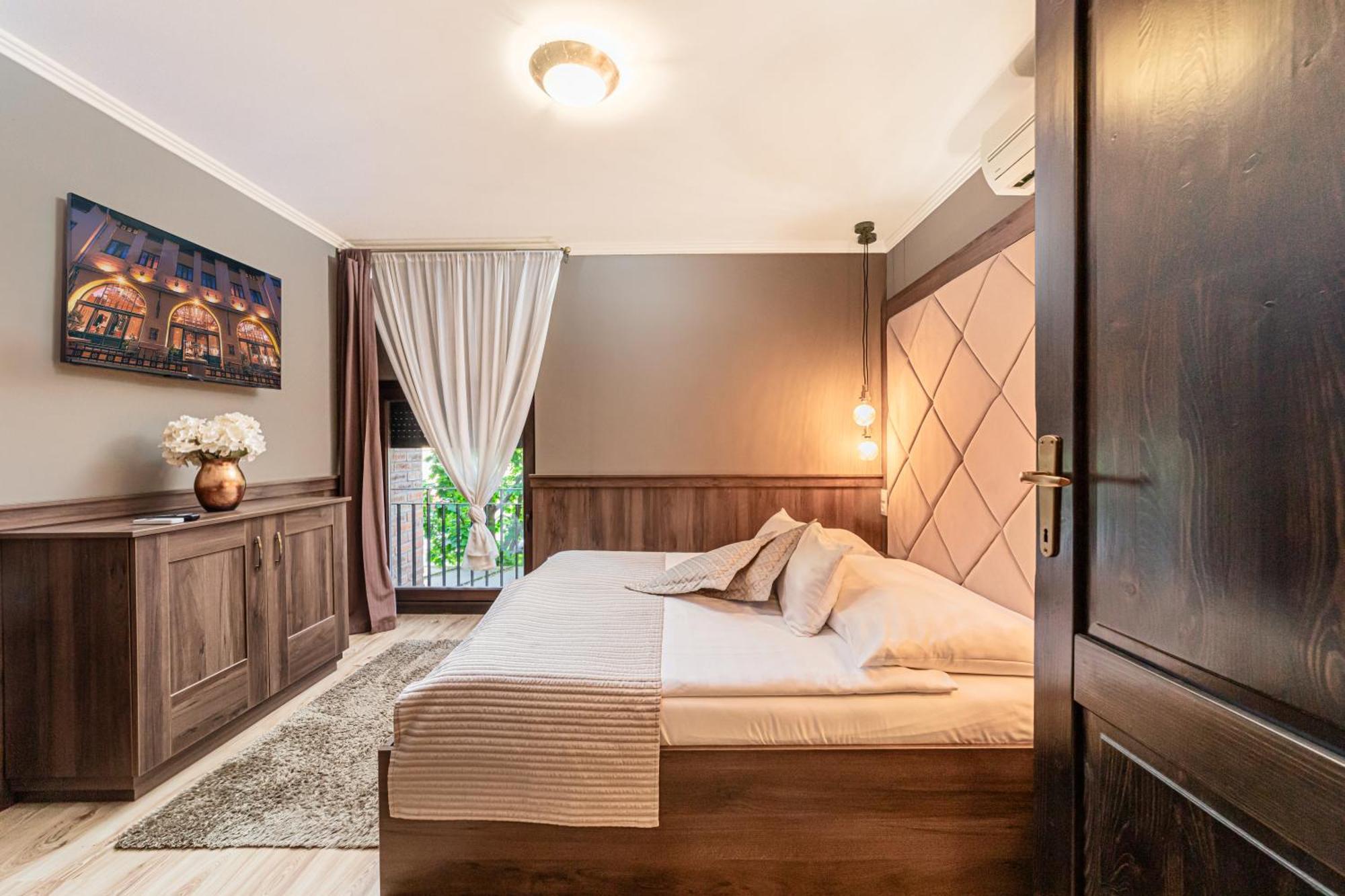 Komlo Hotel Gyula Ngoại thất bức ảnh