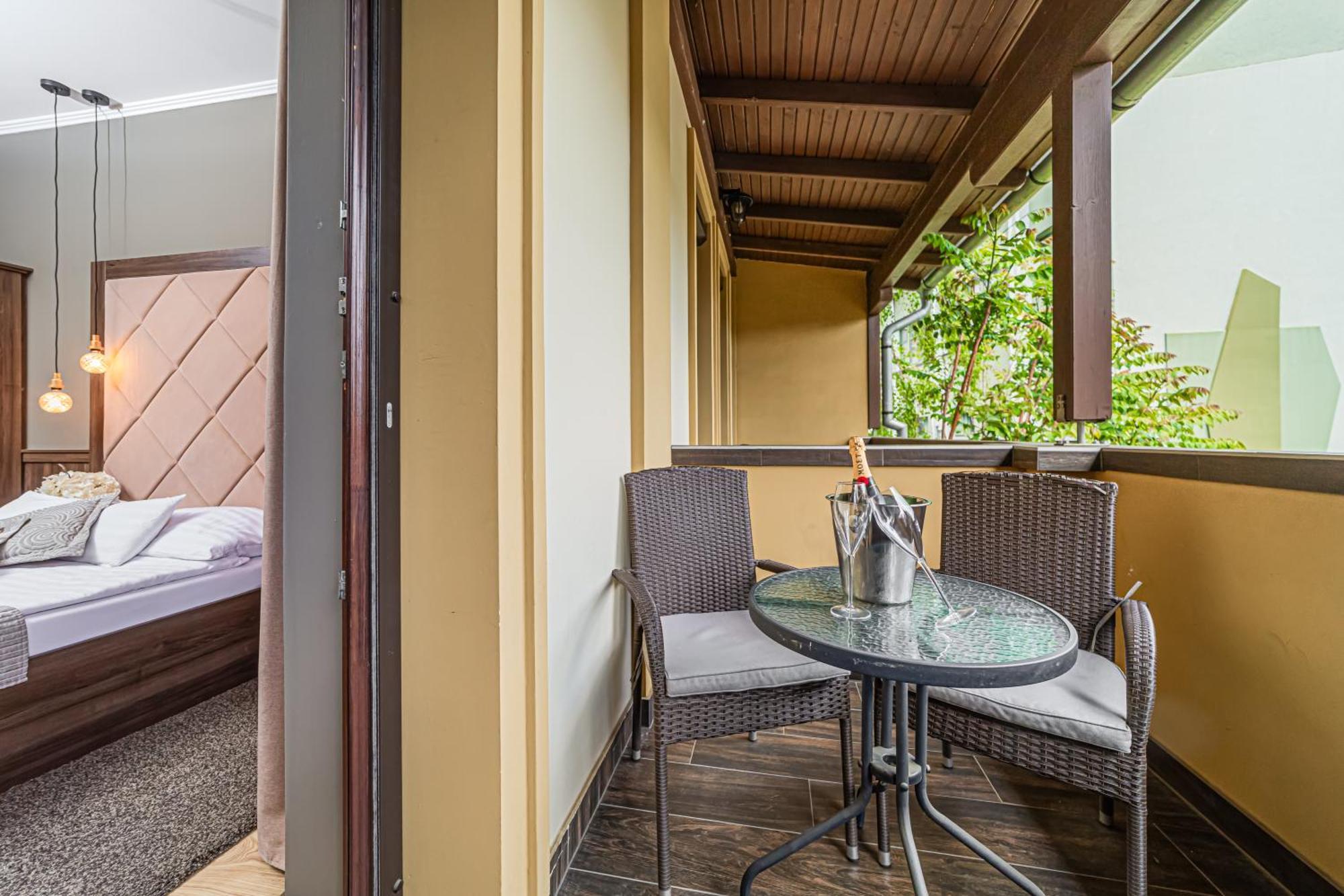 Komlo Hotel Gyula Ngoại thất bức ảnh