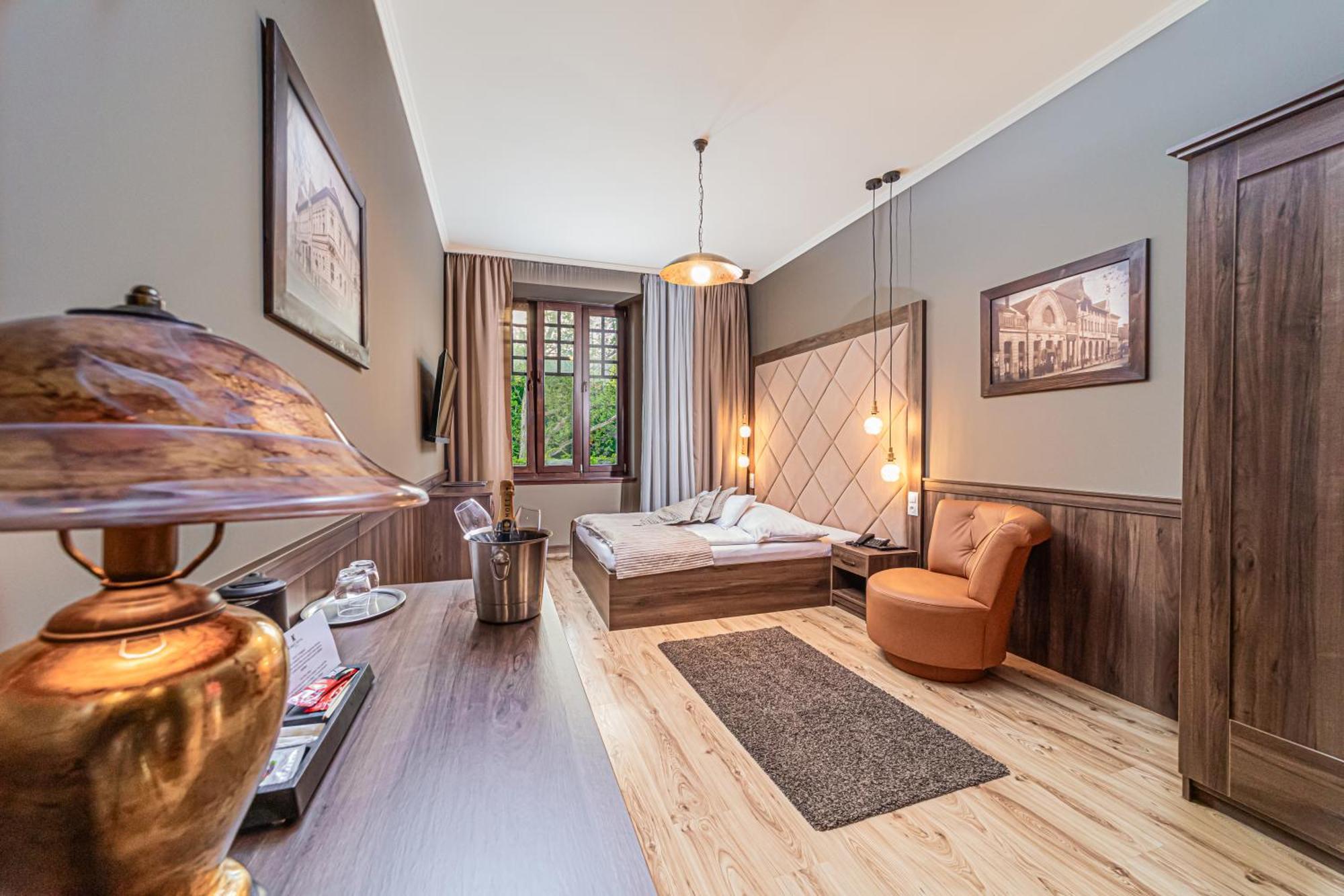 Komlo Hotel Gyula Ngoại thất bức ảnh