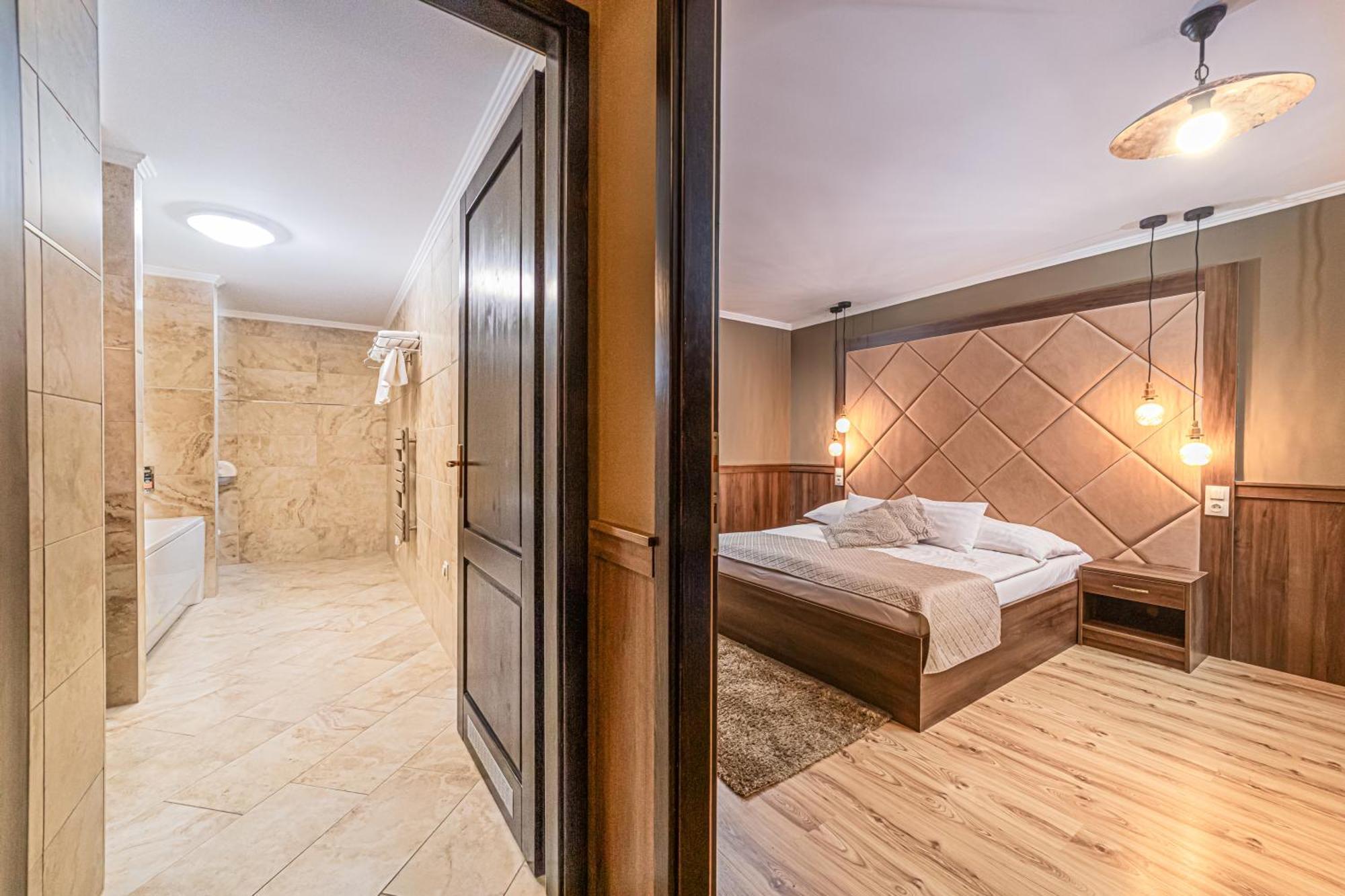 Komlo Hotel Gyula Ngoại thất bức ảnh