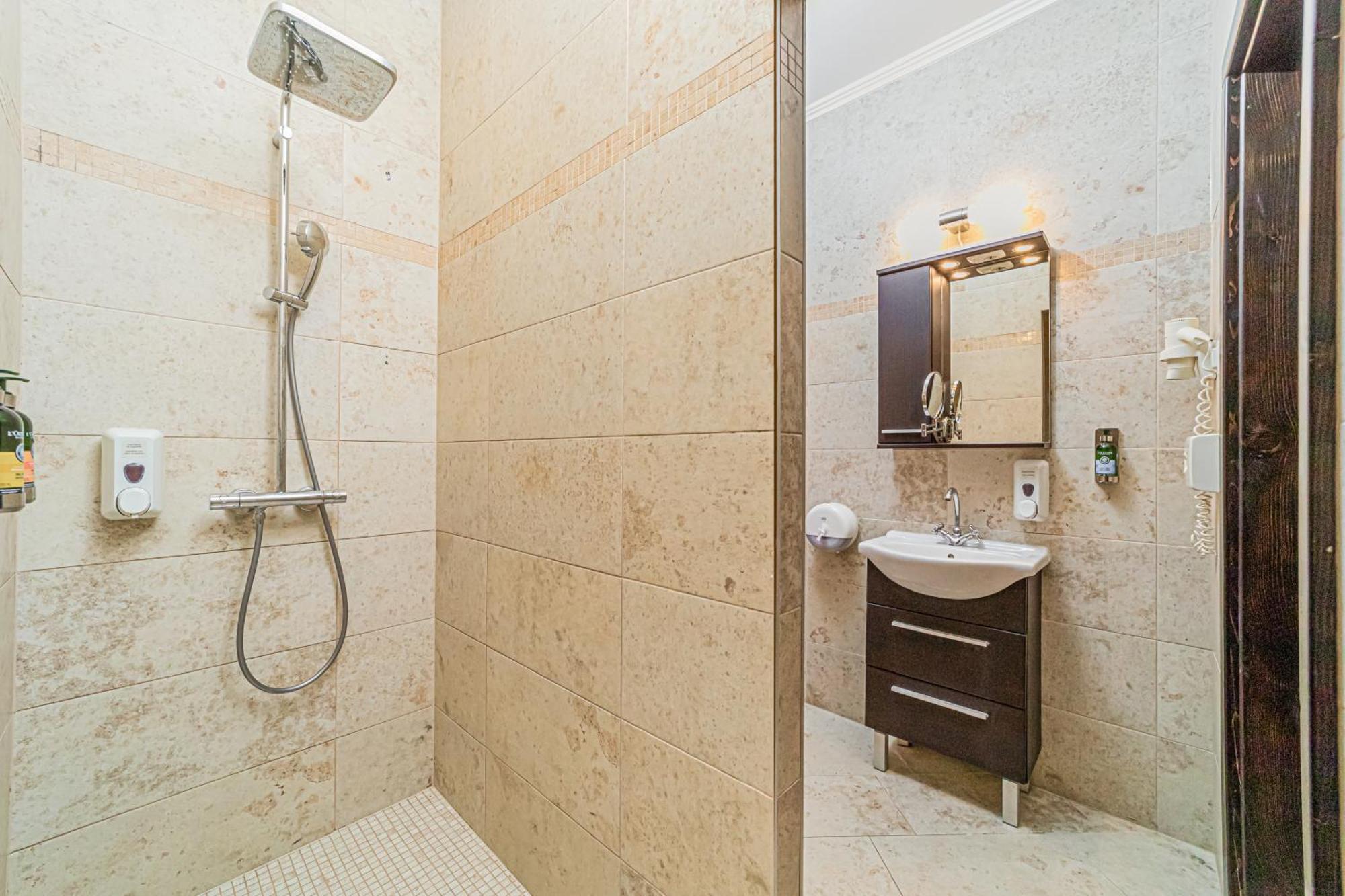 Komlo Hotel Gyula Ngoại thất bức ảnh