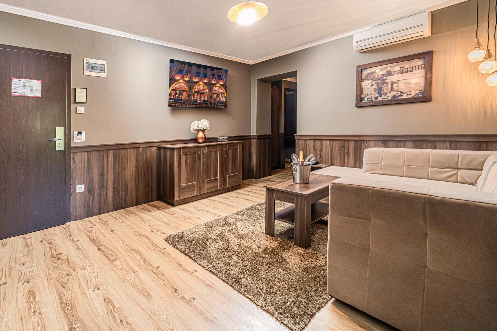 Komlo Hotel Gyula Ngoại thất bức ảnh