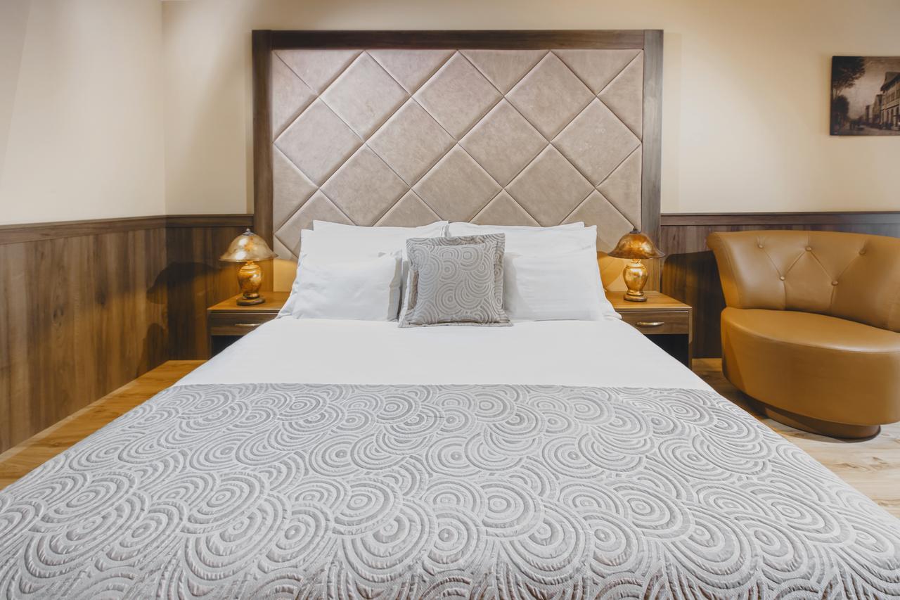 Komlo Hotel Gyula Ngoại thất bức ảnh
