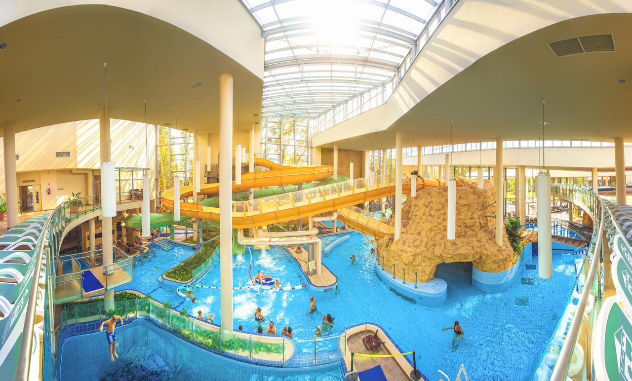 Komlo Hotel Gyula Ngoại thất bức ảnh